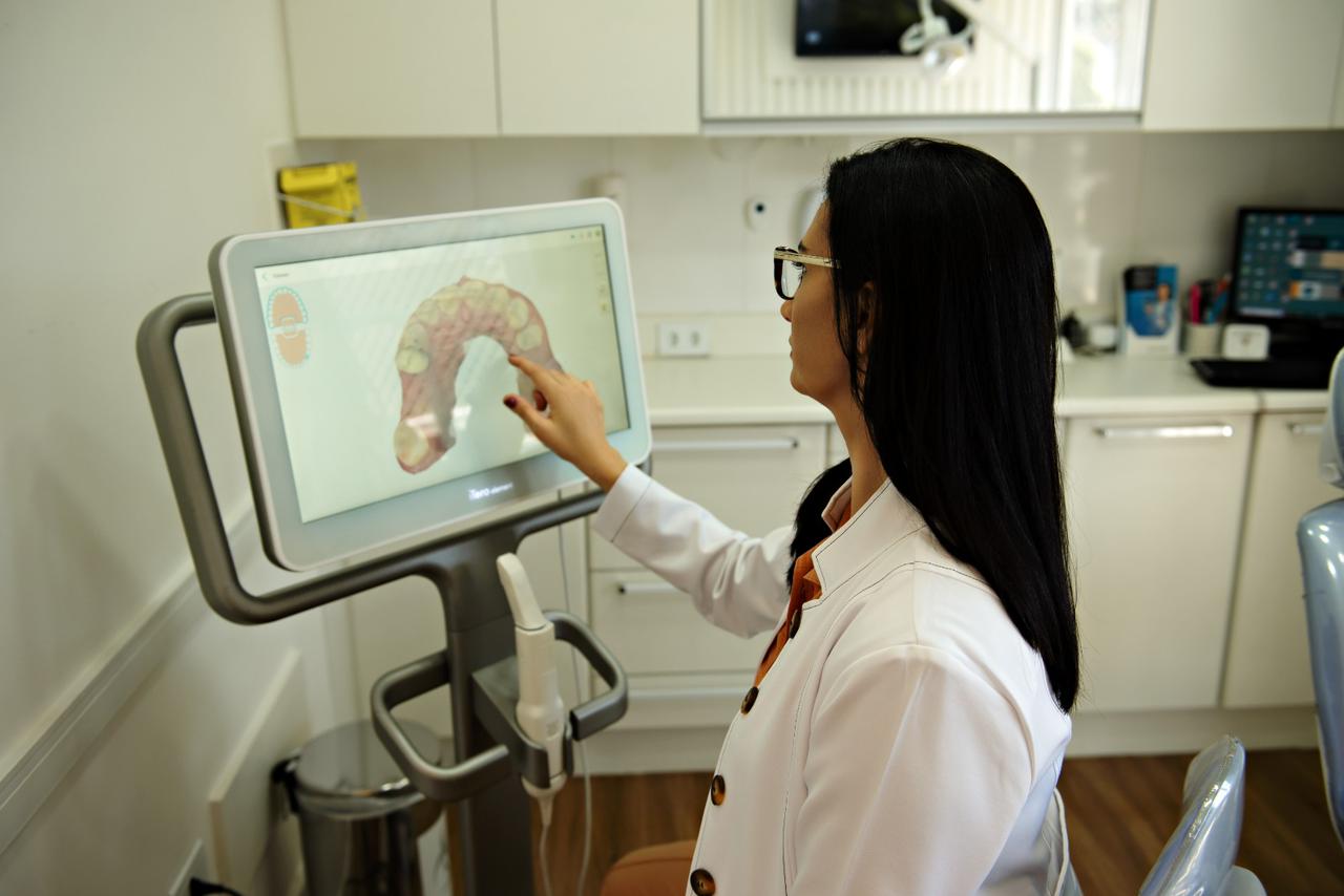 Dra. Joyce Martins explicando o escaneamento intraoral 3D na tela do iTero